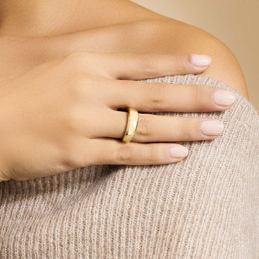 Model wearing Jewellers District's Gold Bombe Ring in 14k Yellow Gold #2